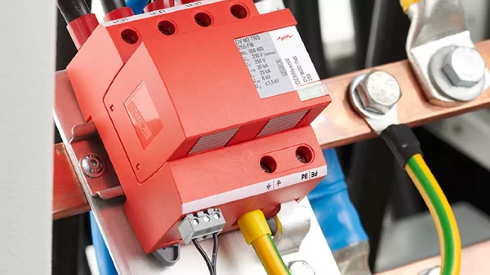 Scaricatore di sovratensioni rosso, montato e cablato all’interno di un quadro elettrico secondario.