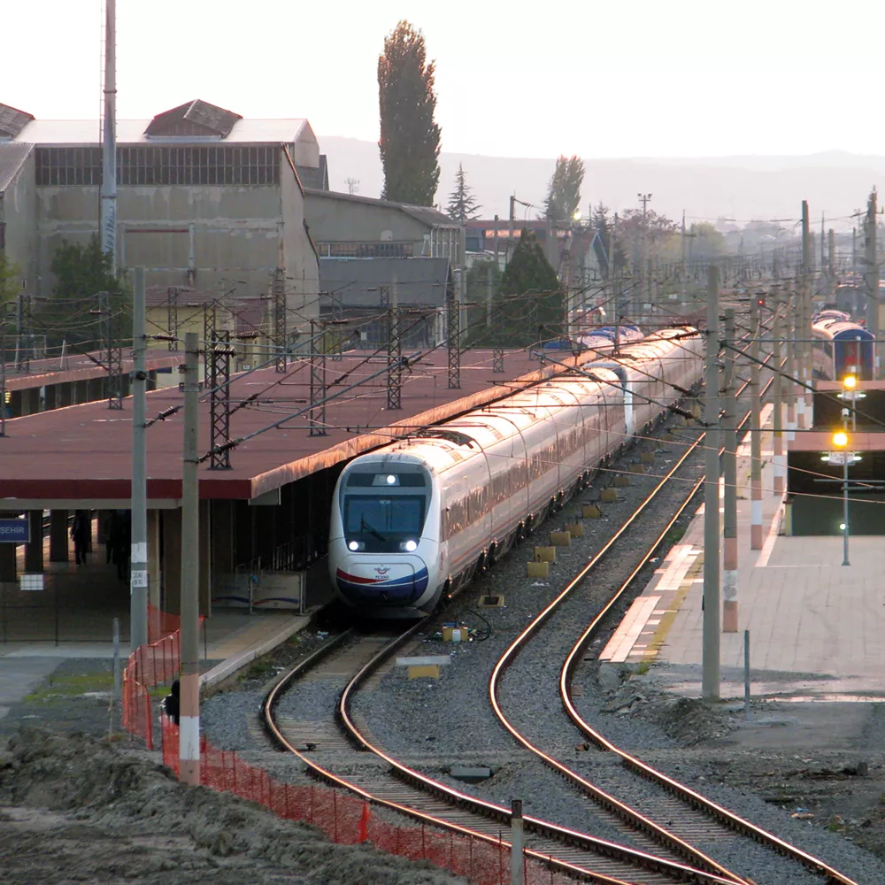 Un treno si ferma in una stazione ferroviaria.