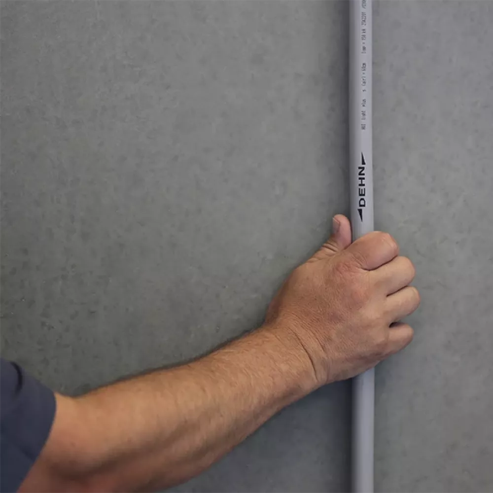 Una mano tiene un cavo “HVI light plus”.
