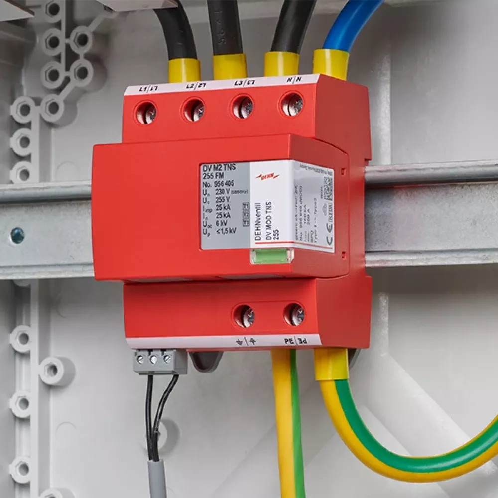 Scaricatore di sovratensioni rosso cablato e montato su guida DIN all’interno di un quadro elettrico.